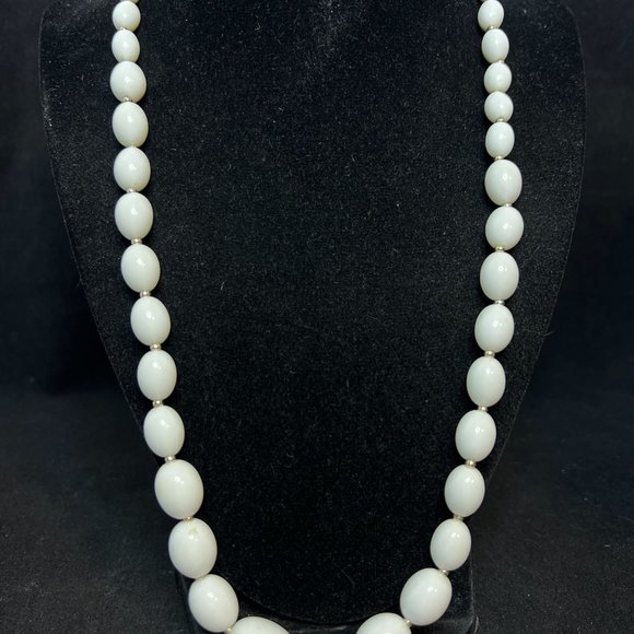 Unbranded Jewelry - Vintage Single Strand White Oval-Shaped Graduated Beads (313)